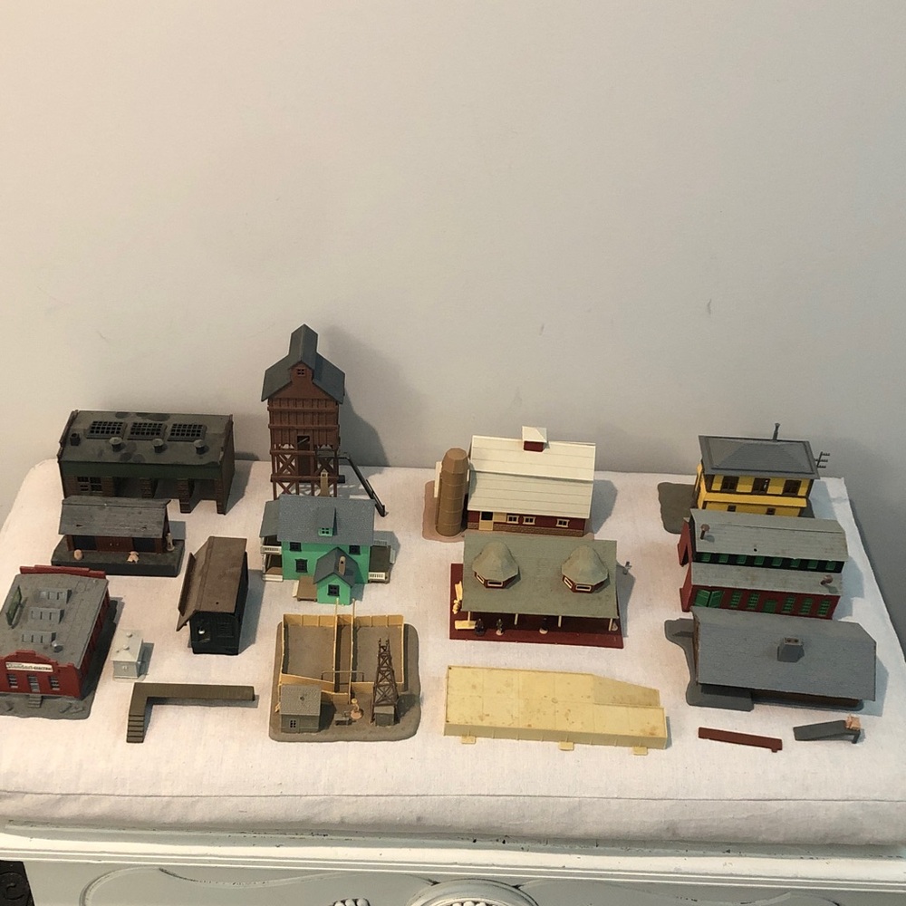 Tyco Kit buildings (12) & Miscellaneous Railroad Street Accessories AS IS